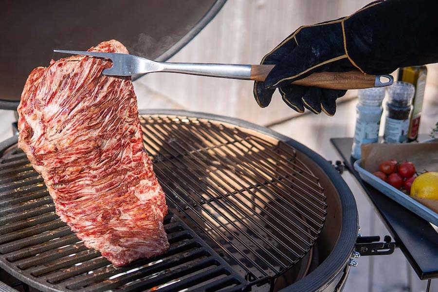 Grillgaffeln används för att lyfta en köttbit på grillen