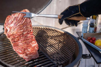 Grillgaffel Acacia Trä Grillgaffeln används för att lyfta en köttbit på grillen