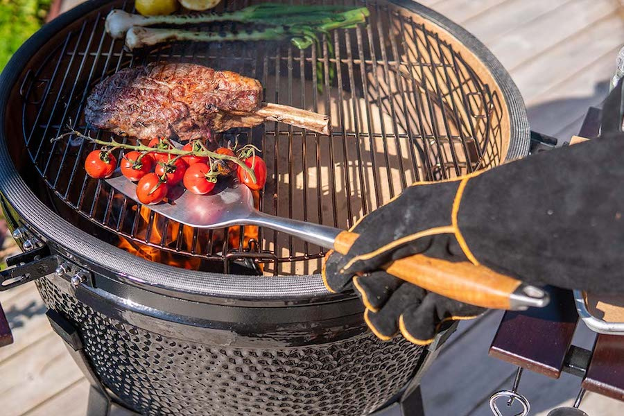 Grillspaden används för att lyfta tomater och kött på en grill