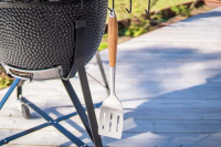 Grillspade Acacia trä Grillspaden hänger från en grill