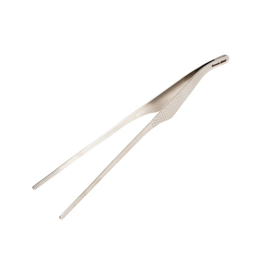 Grillpincetten mot en vit bakgrund