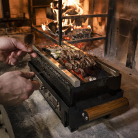 Hibachi Gourmet Grillspett med Fodral En hand lyfter grillspetten från en Hibachigrill