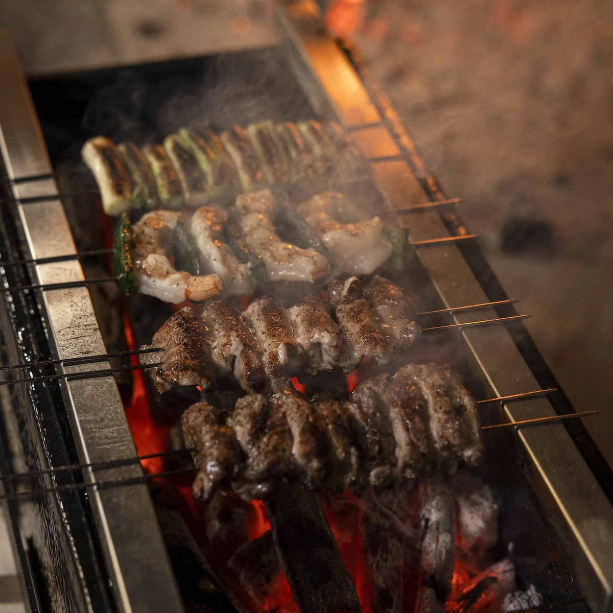 Grillspetten med kött och grönsaker på en Hibachigrill
