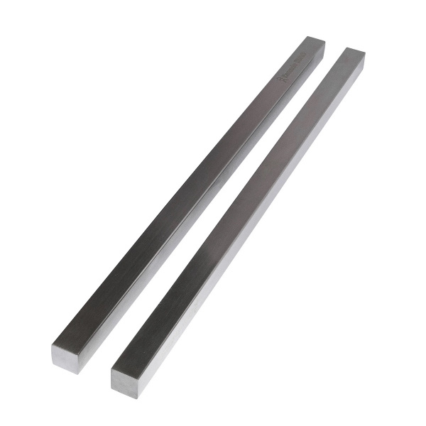 Grillstavarna mot en vit bakgrund