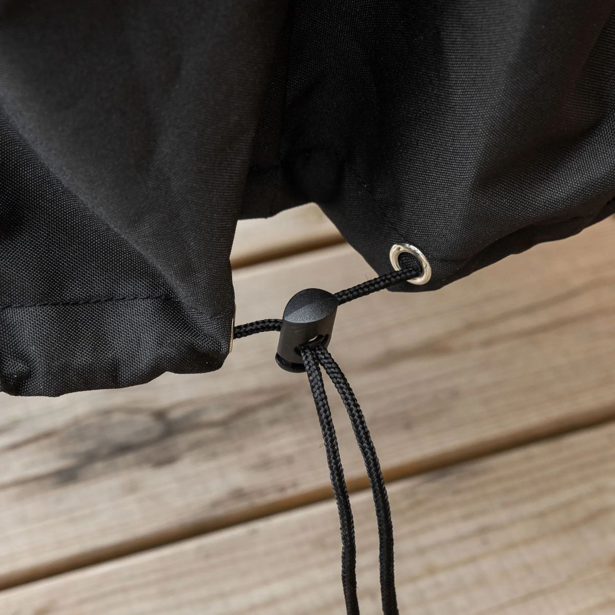 Närbild på dragspännet nertill på skyddet