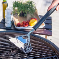 Grillgallerskrapa utan metallborst En grillgallerskrapa rengör ett grillgaller