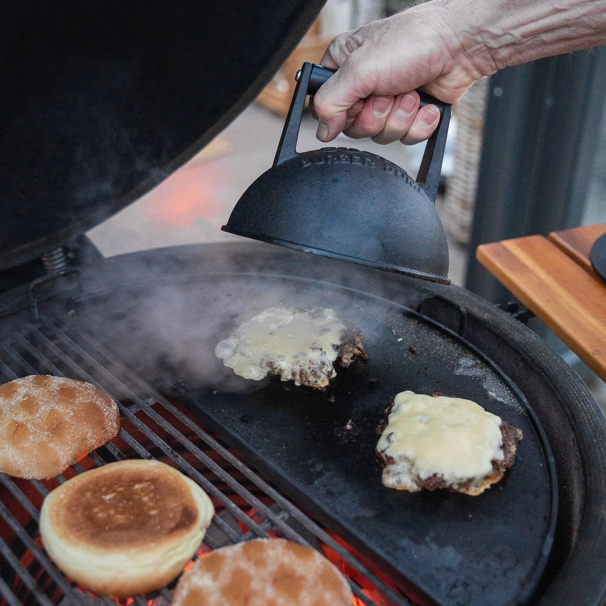 Smältkupolen används för att tillaga hamburgare