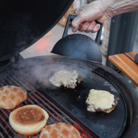 Cast Iron Burger Dome Smältkupolen används för att tillaga hamburgare