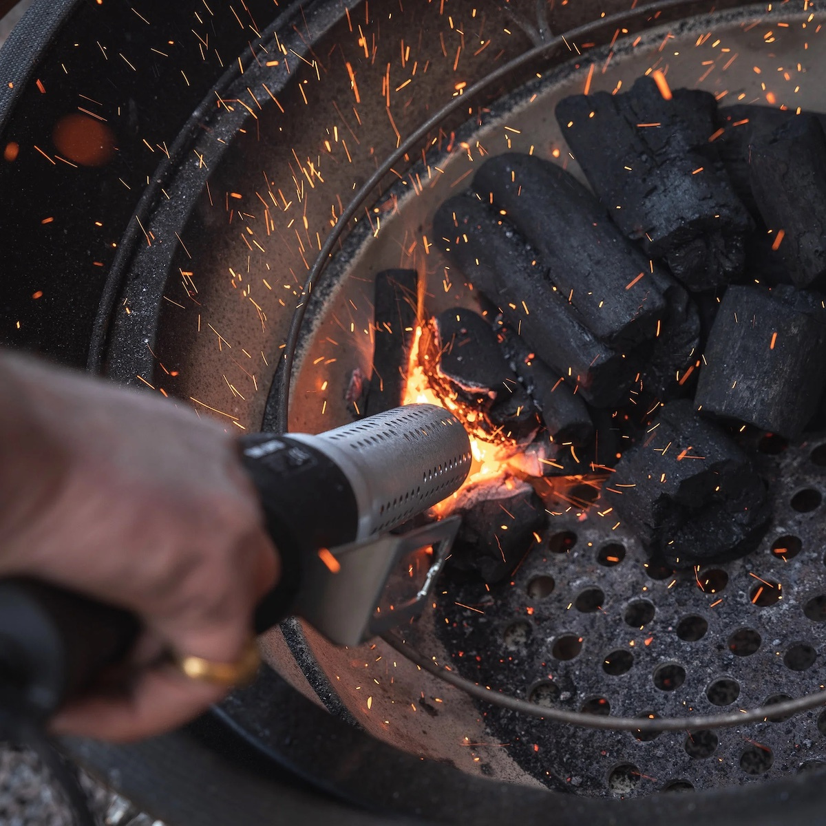 Koltändaren används för att starta en grill