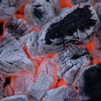 Grillkol Marabu Charcoal, 9 kg, 3-pack Närbild på grillkolet när det är tänt