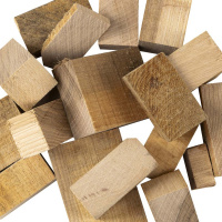 Rökved Hickory, 4,5 kg Träbitarna mot en vit bakgrund