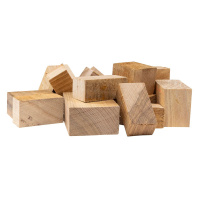 Rökved Hickory, 4,5 kg Träbitarna mot en vit bakgrund