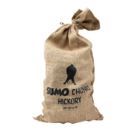 Rökved Hickory, 4,5 kg Påsen med Hickory Wood Chunks mot en vit bakgrund