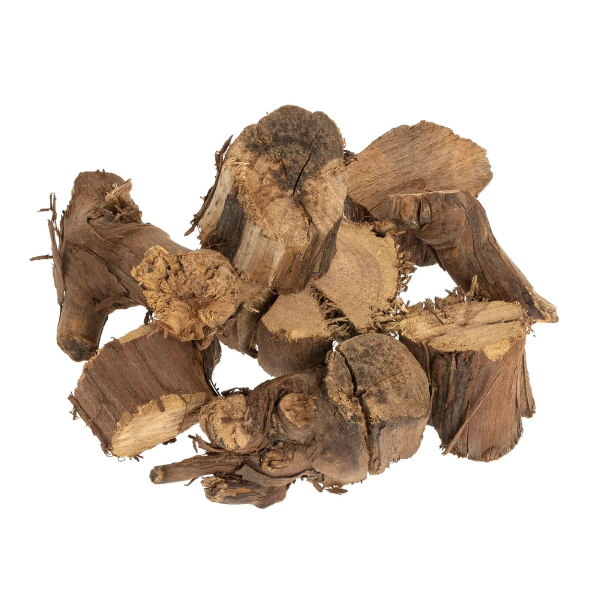 Träbitarna mot en vit bakgrund