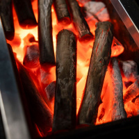 Grillkol Binchotan White Eucalyptus, 5 kg Närbild på grillkolet när det glöder