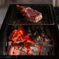 Grillkol Binchotan White Eucalyptus, 5 kg Grillkolet glödande under en köttbit i en grill