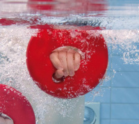 Närbild på en man som håller en Aqua Disk i varder hand under vatten