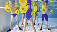 Fem personer använder träningsdiskarna under vatten