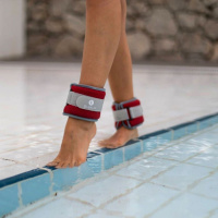 Aqua Band Viktmanschett - 1 kg Viktmanschetterna runt fotlederna på en person i en pool