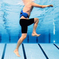 En man har på sig bältet när han joggar i en pool