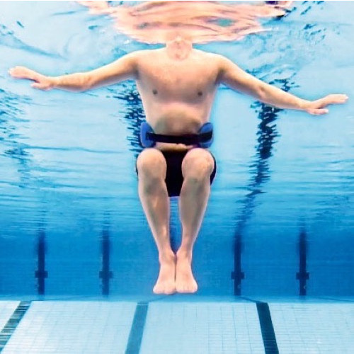 En man har på sig bältet när han är i en pool