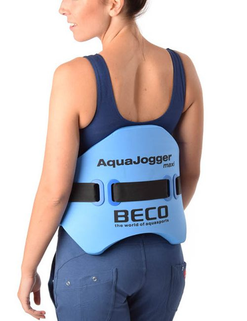 En dam har bältet på sig utanpå vanliga kläder