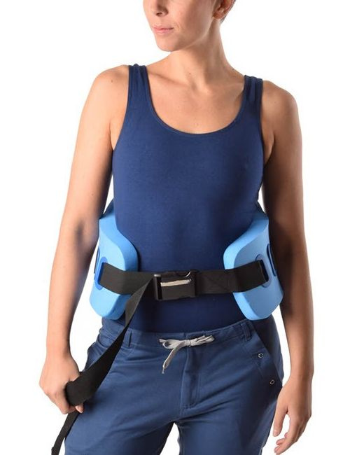 En dam har bältet på sig utanpå vanliga kläder