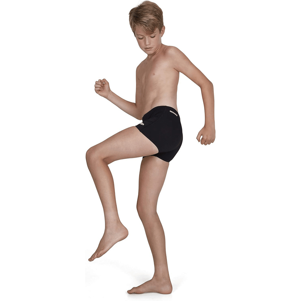 En pojke klädd i badbyxorna