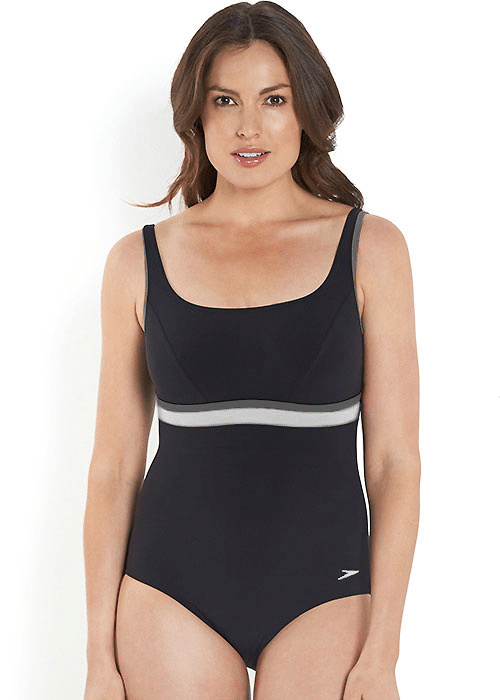 En dam klädd i baddräkten sedd framifrån 