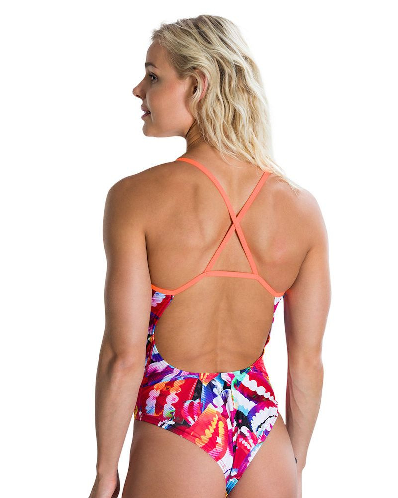 En dam klädd i baddräkten sedd bakifrån