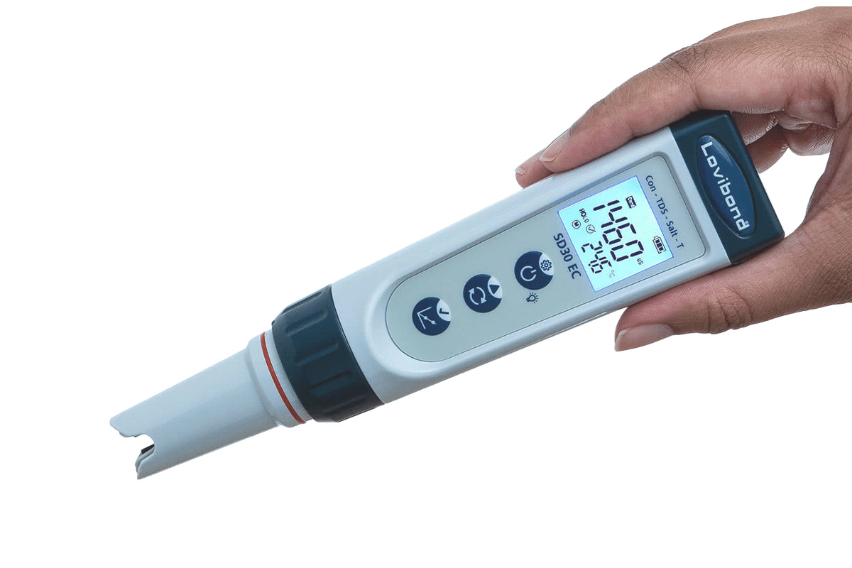 En hand håller saltmätaren framför en vit bakgrund