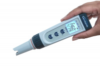 Saltmätare SD30 EC En hand håller saltmätaren framför en vit bakgrund