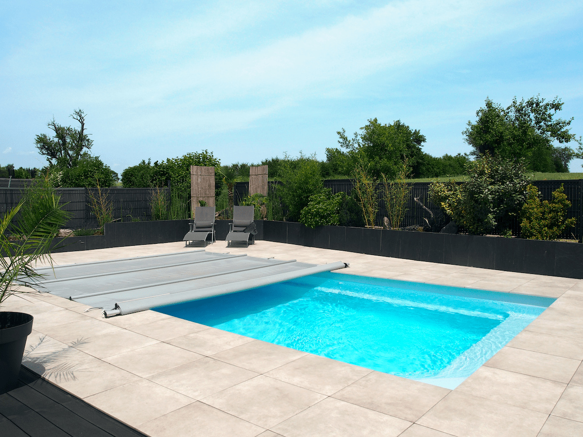 Poolskyddet delvis utrullat över en pool