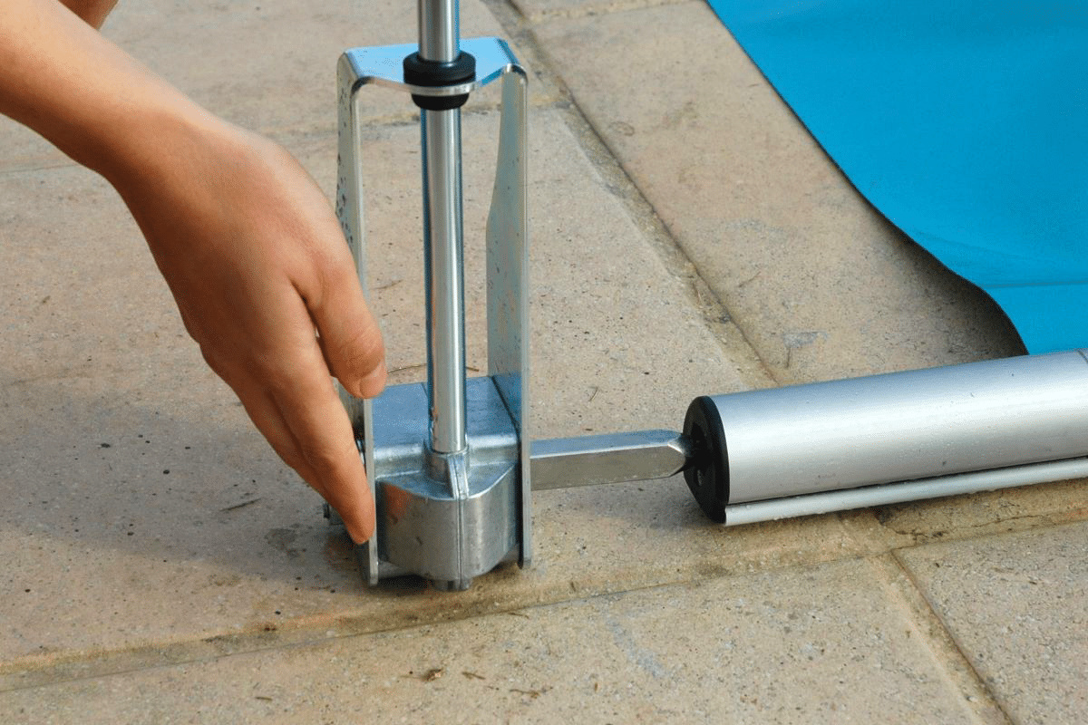 Veven till skyddet förs in i slutet på en aluminiumprofil