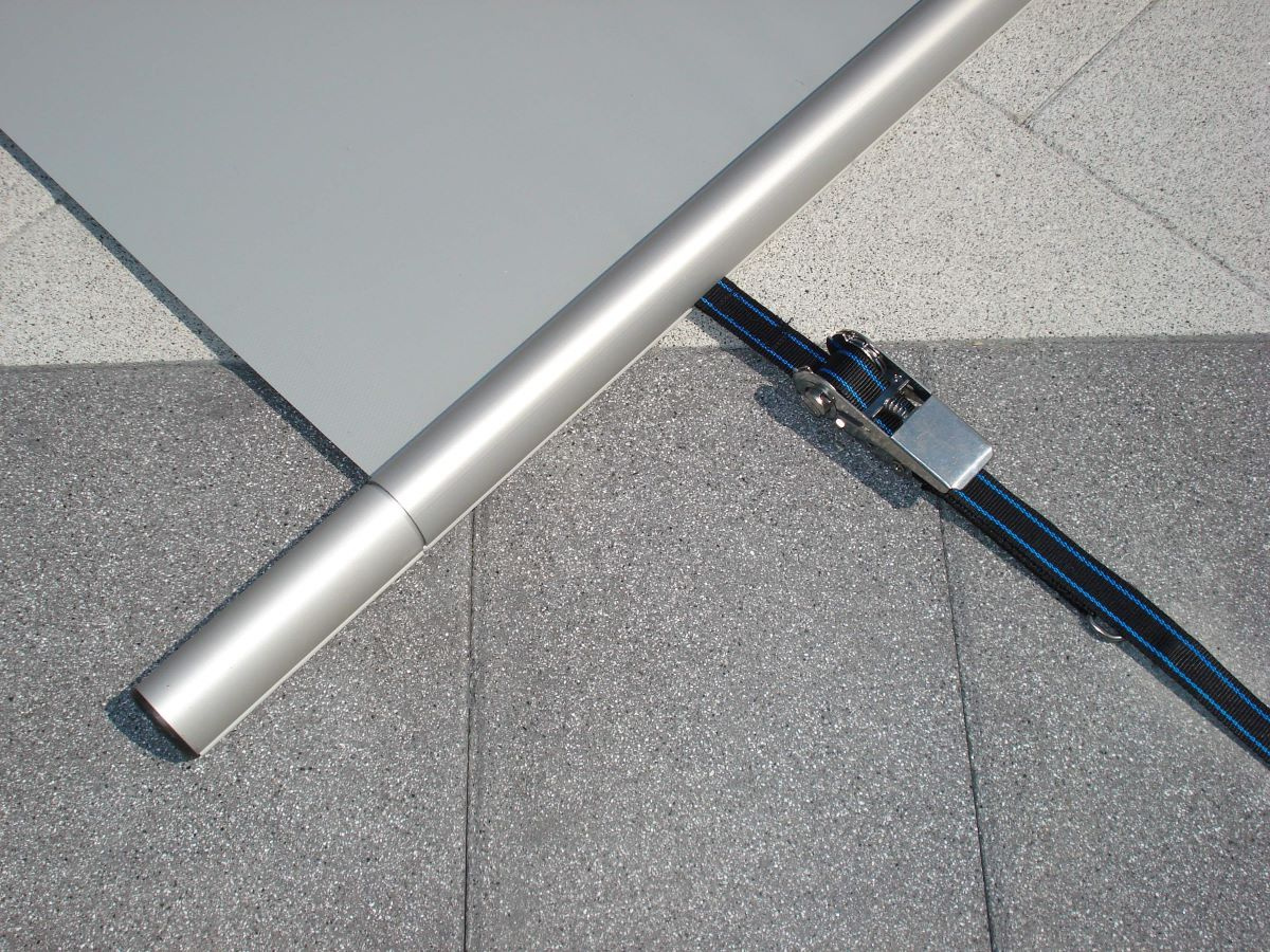 Närbild på skyddets hörn och spännband