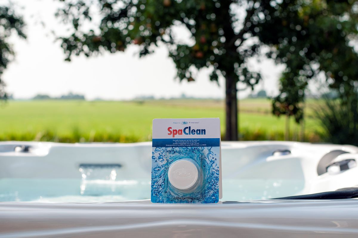Spa Clean förpackningen stående på ett spabad