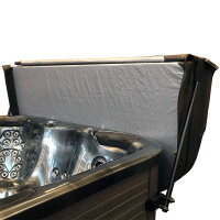 Locklyft Cover Assist 1 Ett spabad med ett öppet lock hängande från locklyften