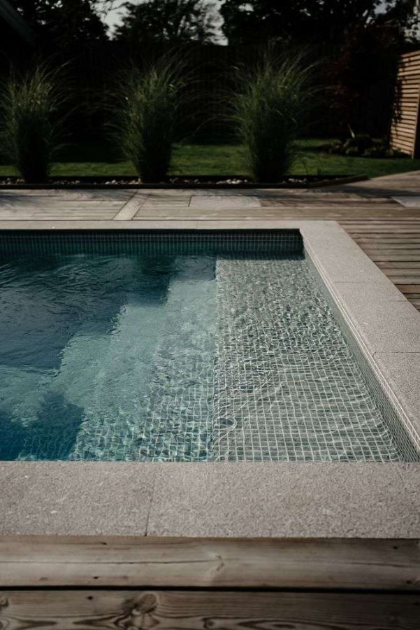 Helgaveltrappan underlättar i- och urstigning ur poolen 