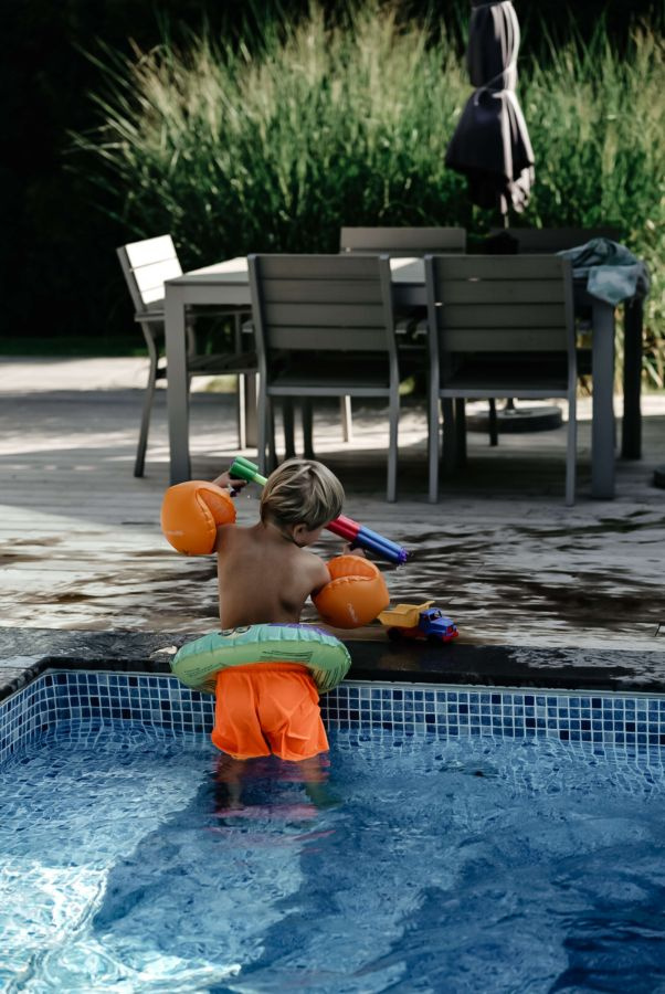 Helgaveltrappor skapar också en trevlig sitt- och ståplats i vattnet