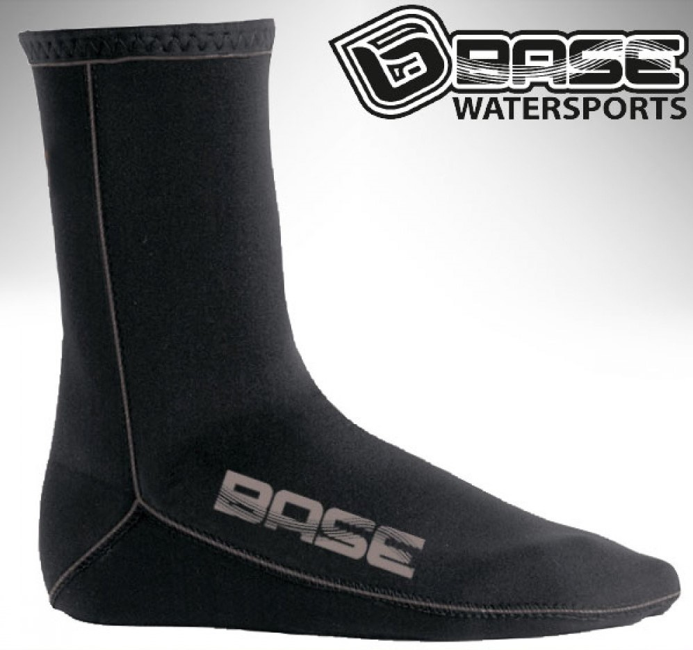 En meoprenesocka mot en vitgrå bakgrund 