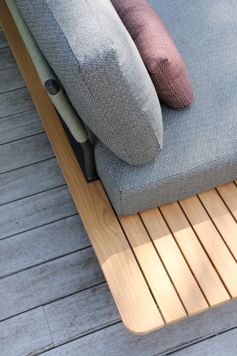 Närbild på soffans hörn som visar de olika materialen