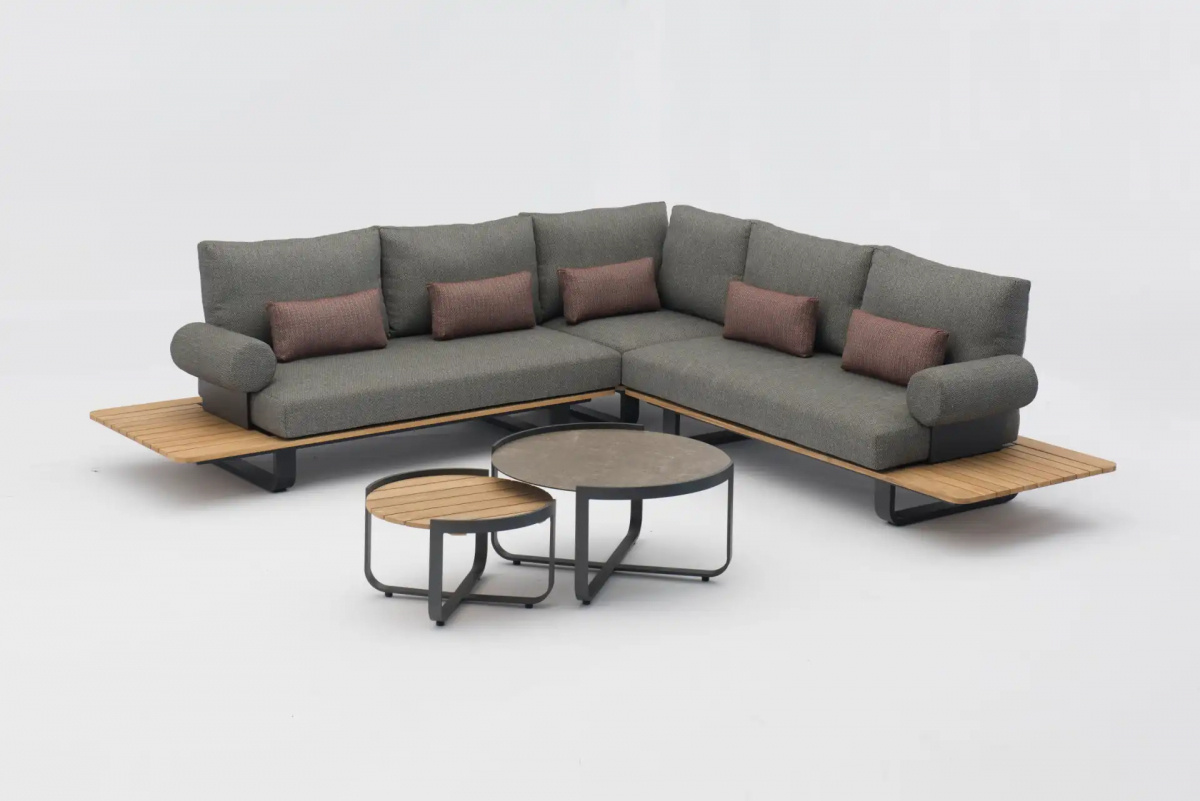 Loungesoffan kombinerad med andra delar av Natural serien