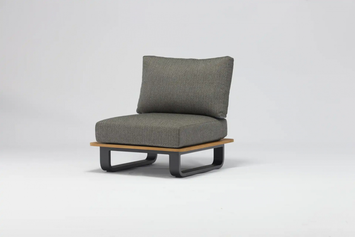 Loungefåtöljen mot en ljusgrå bakgrund