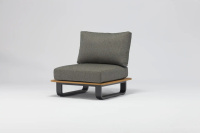 STAY Natural Loungefåtölj Loungefåtöljen mot en ljusgrå bakgrund