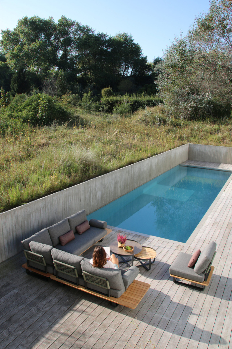 Loungefåtöljen bredvid en komplett soffa i Natural serien