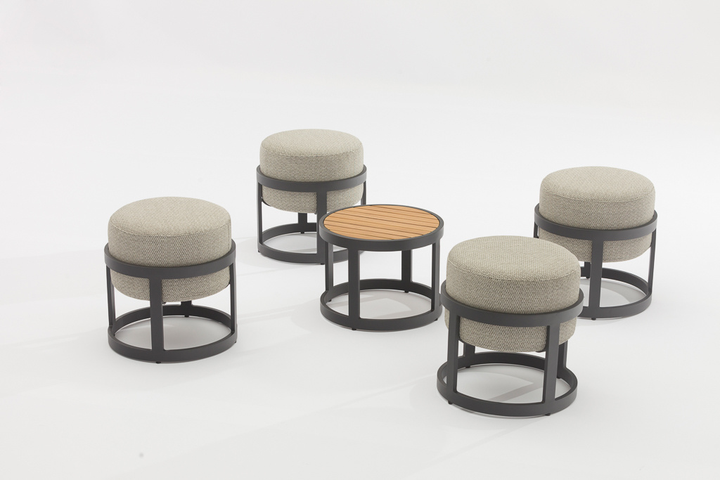 Pallarna och bordet mot en ljusgrå bakgrund