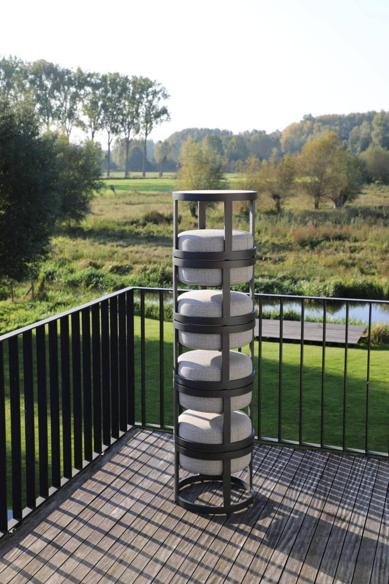 Pallarna och bordet staplade på varandra på ett trädäck