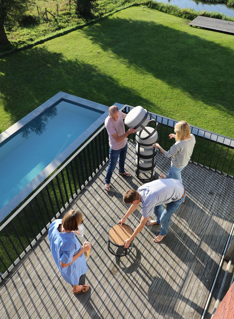 Fyra personer plockar av pallarna från stapeln