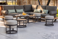 STAY Compact Bord & 4 Pallar, Mörkgrå Aluminium Pallarna och bordet framför en soffgrupp utomhus