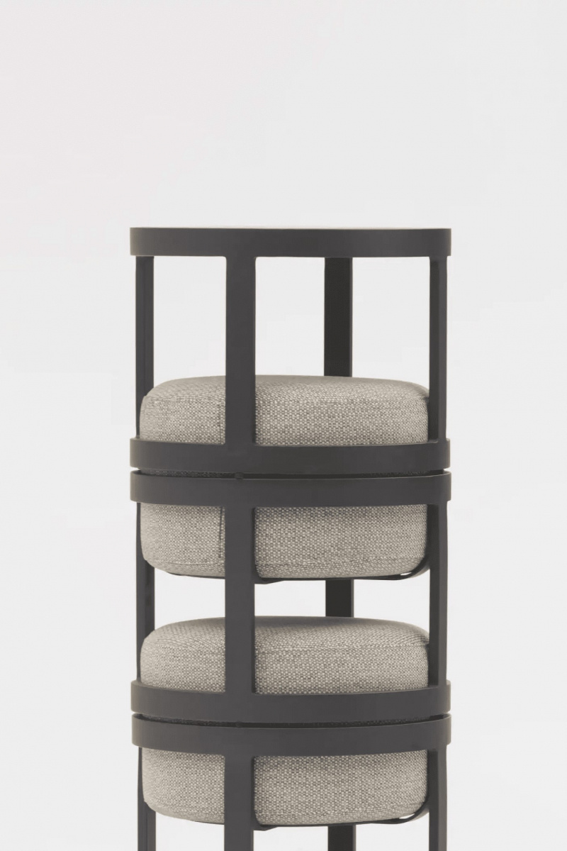 STAY Compact Bord & 2 Pallar mot en ljusgrå bakgrund